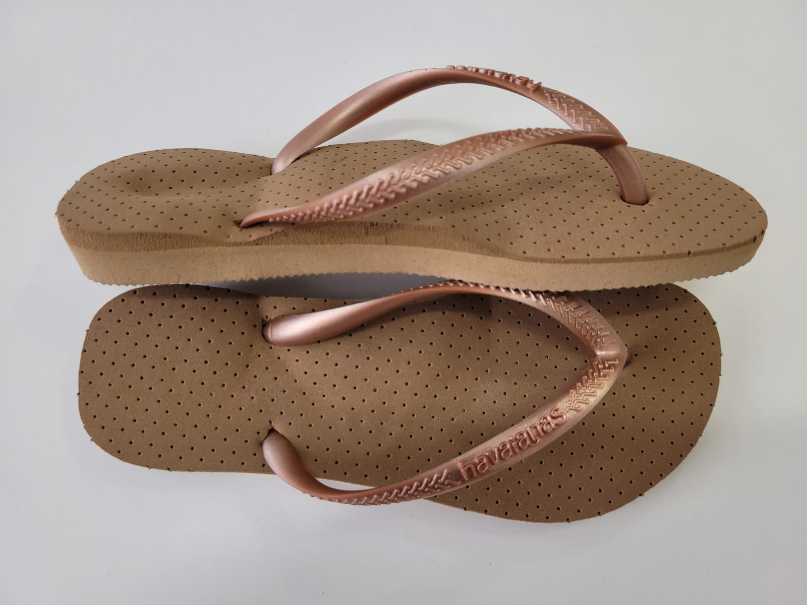 Sandalias personalizadas com acabamento profissional